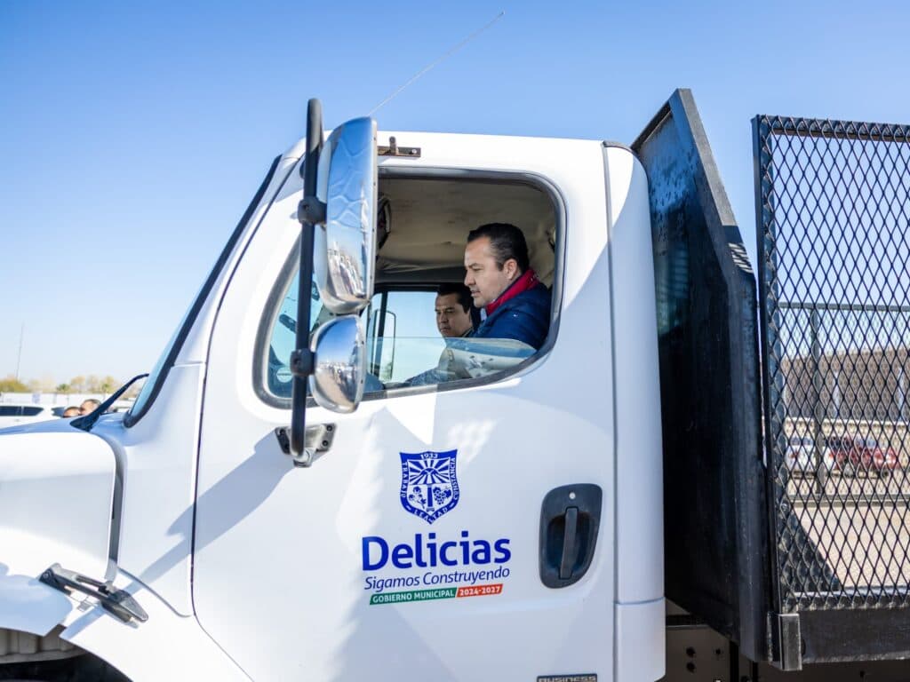 Entrega Valenciano 8 vehículos para fortalecer Servicios Públicos y Obras Públicas