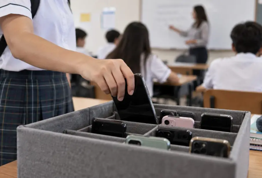 Celulares fuera del recreo y las aulas: nueva medida entra en vigor el 3 de noviembre.
